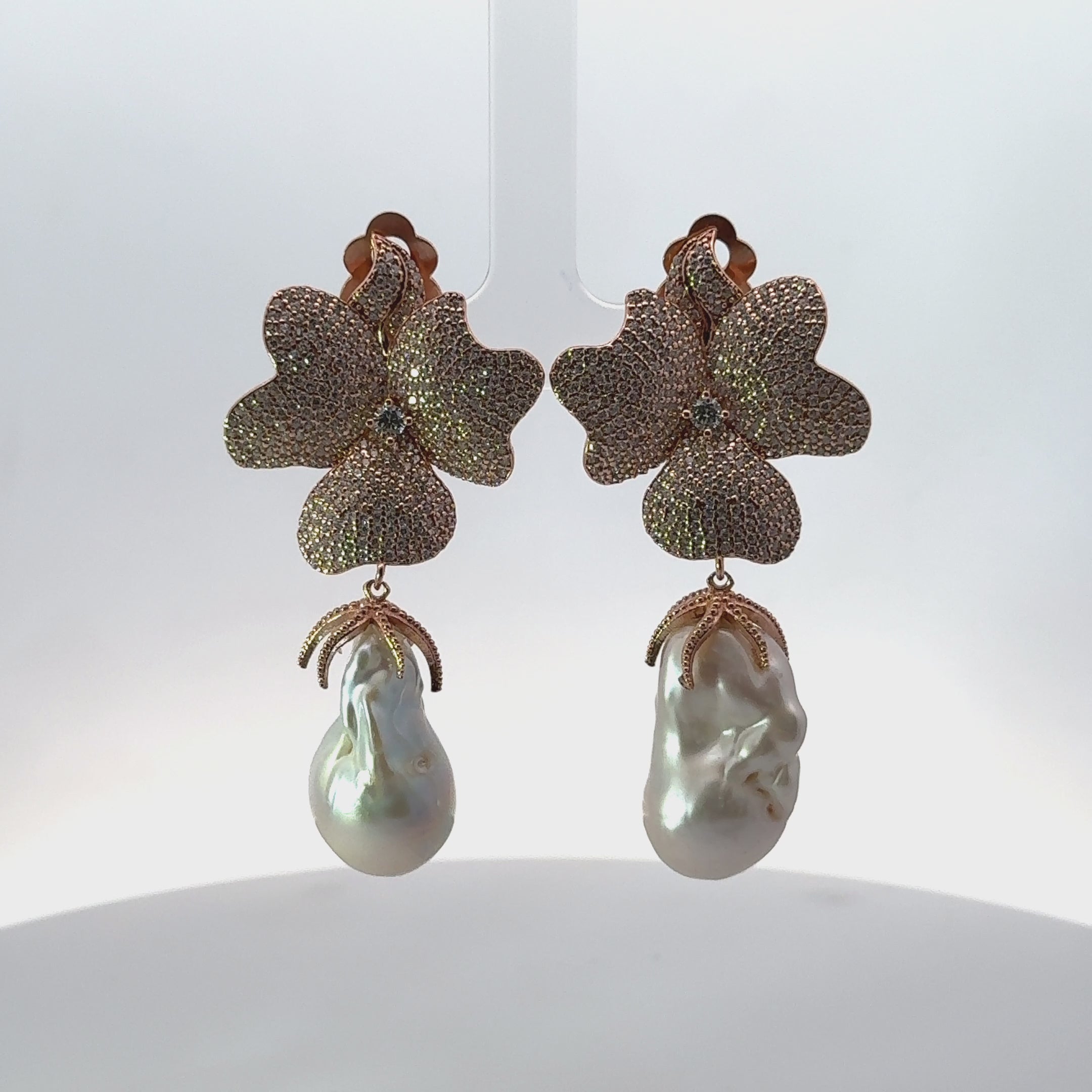 Rotating display of the earrings.