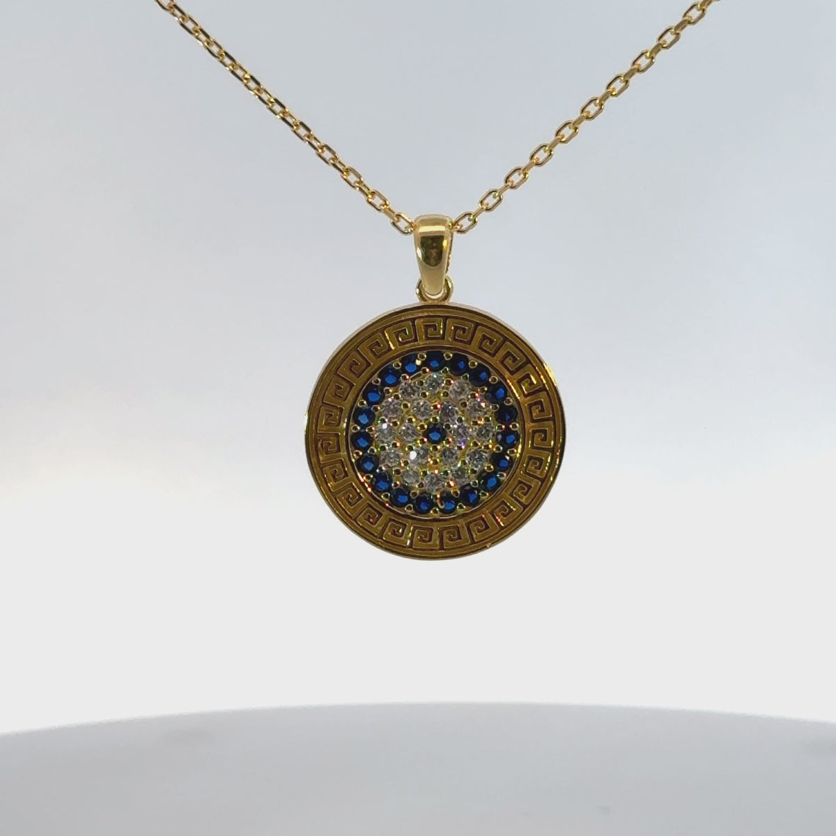 Rotating display of the necklace.