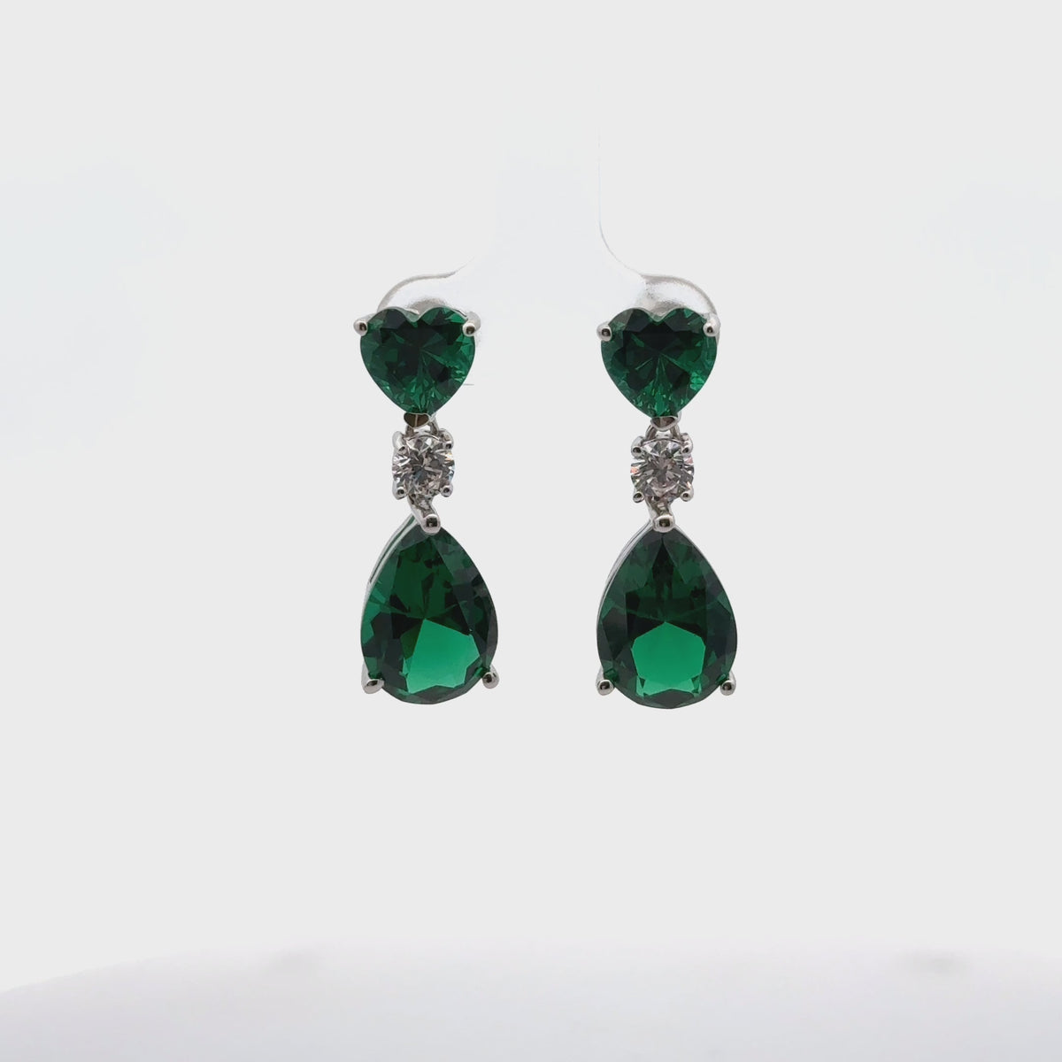 Rotating display of the earrings.