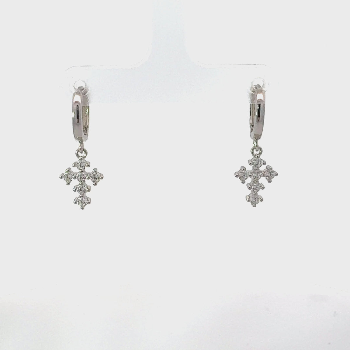 Rotating display of the earrings.