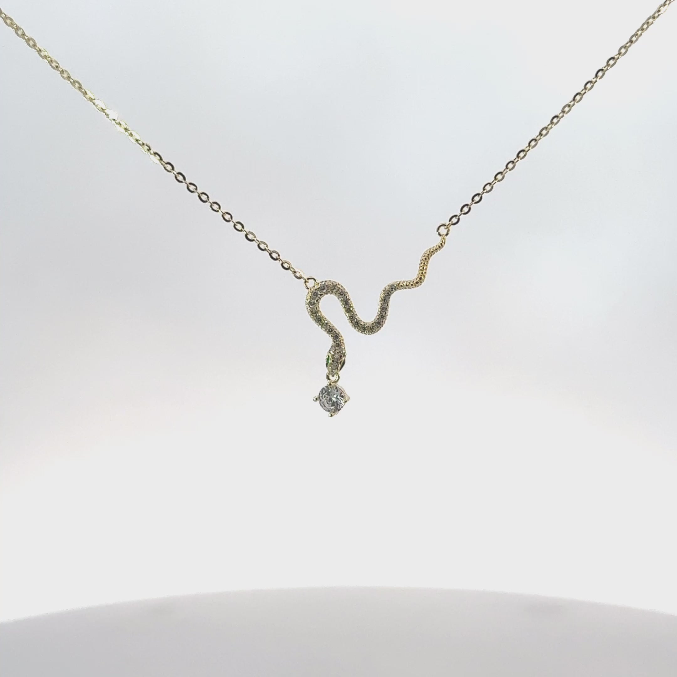 Rotating display of the earrings.