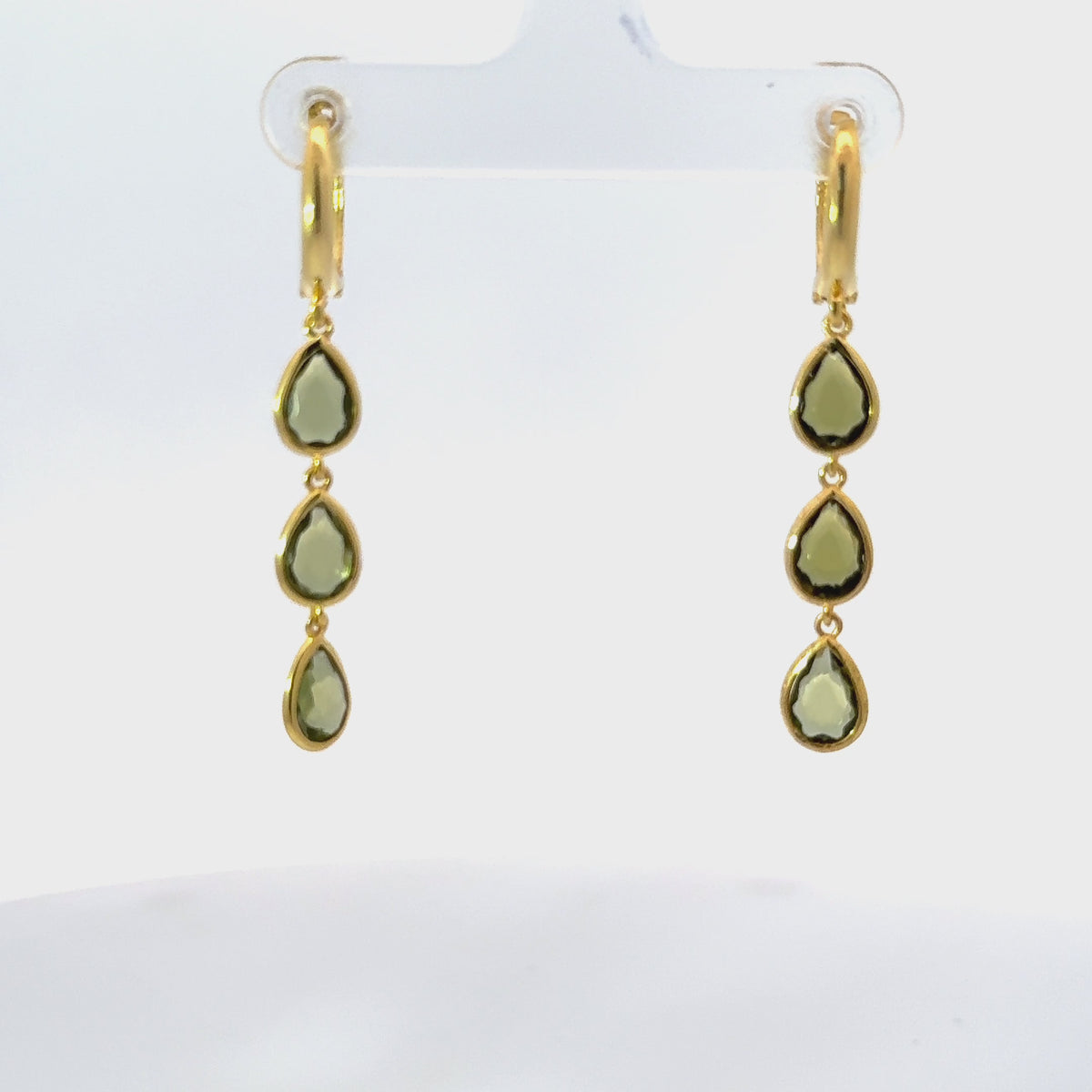 Rotating display of the earrings.