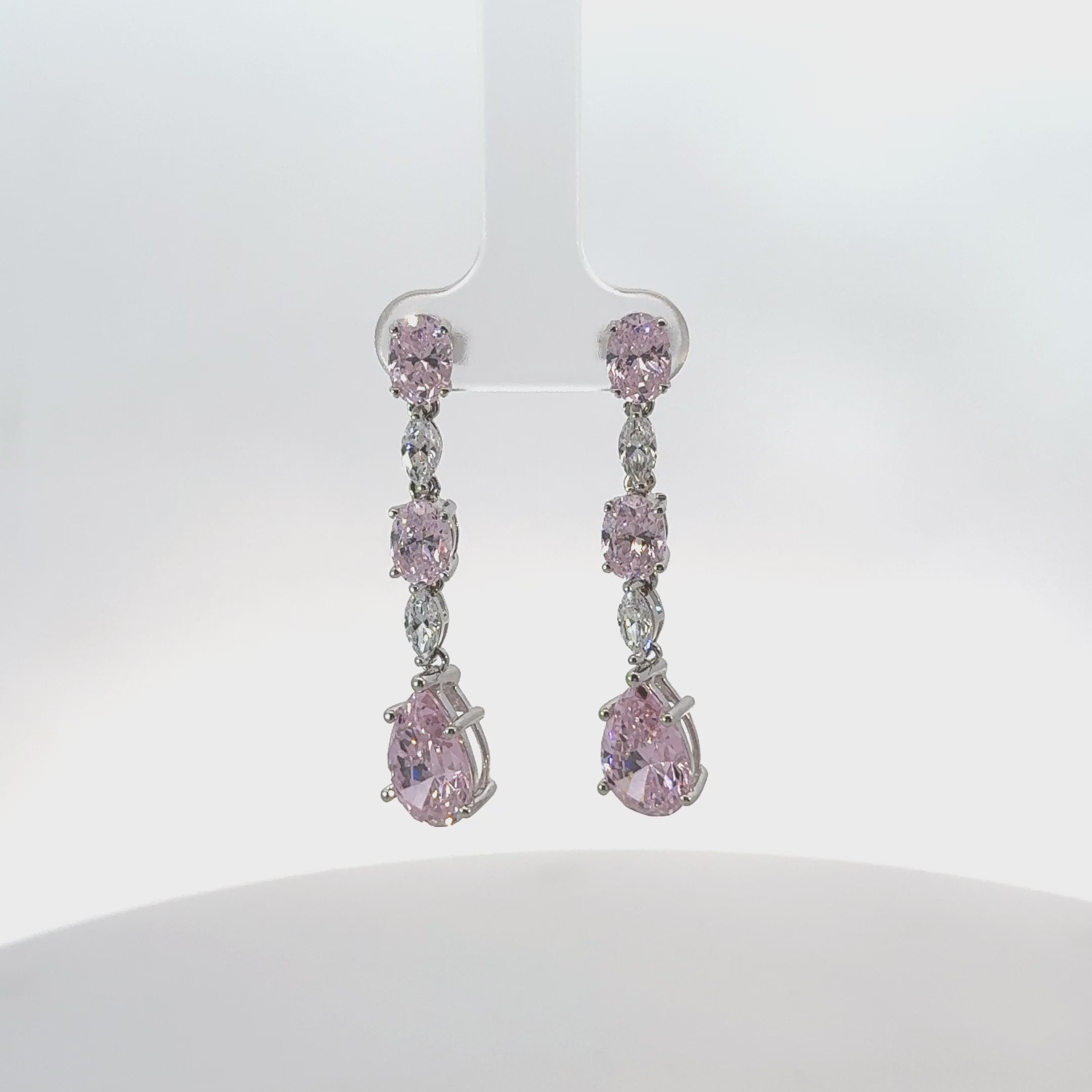 Rotating display of the earrings.
