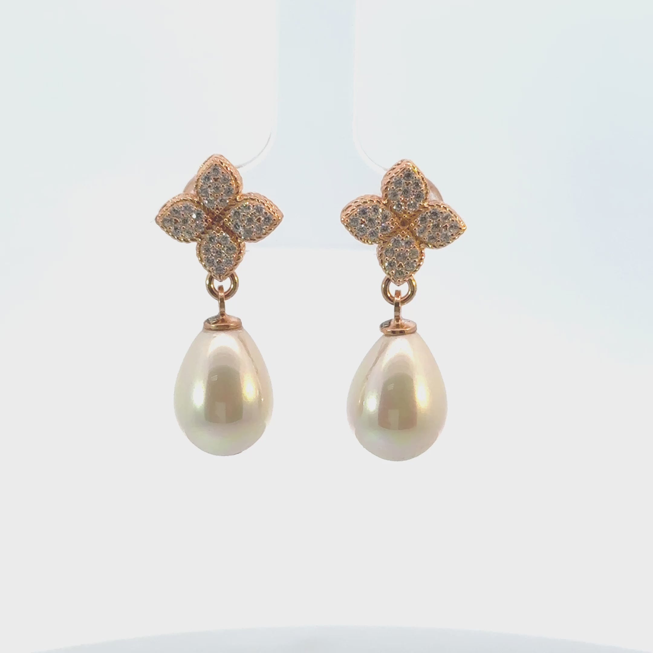 Rotating display of the earrings.