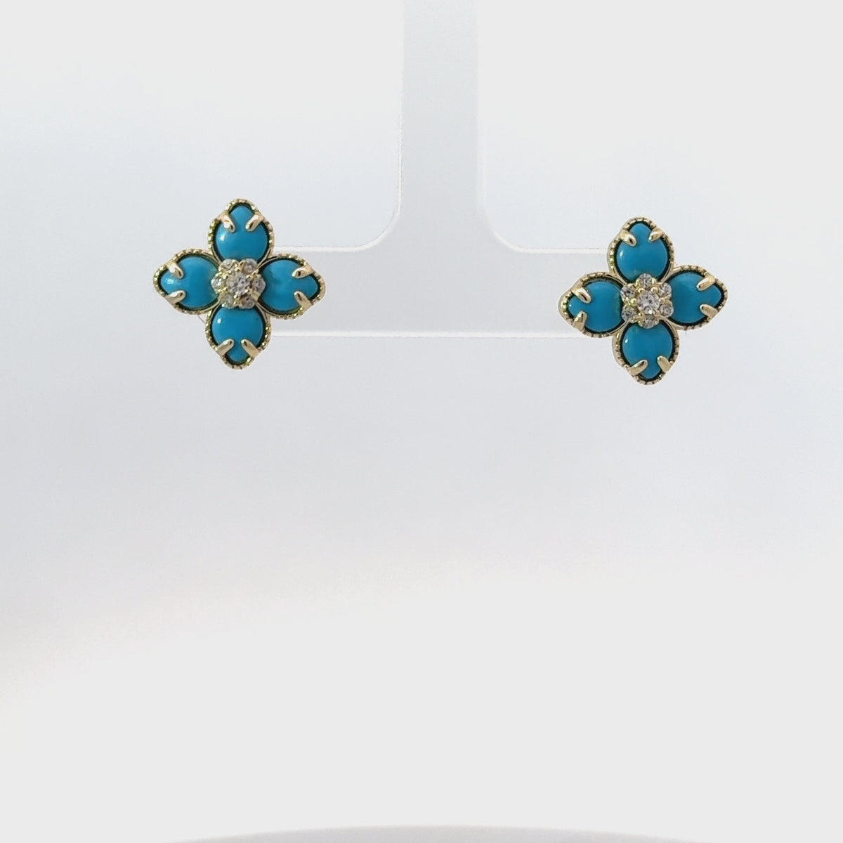 Rotating display of the earrings.