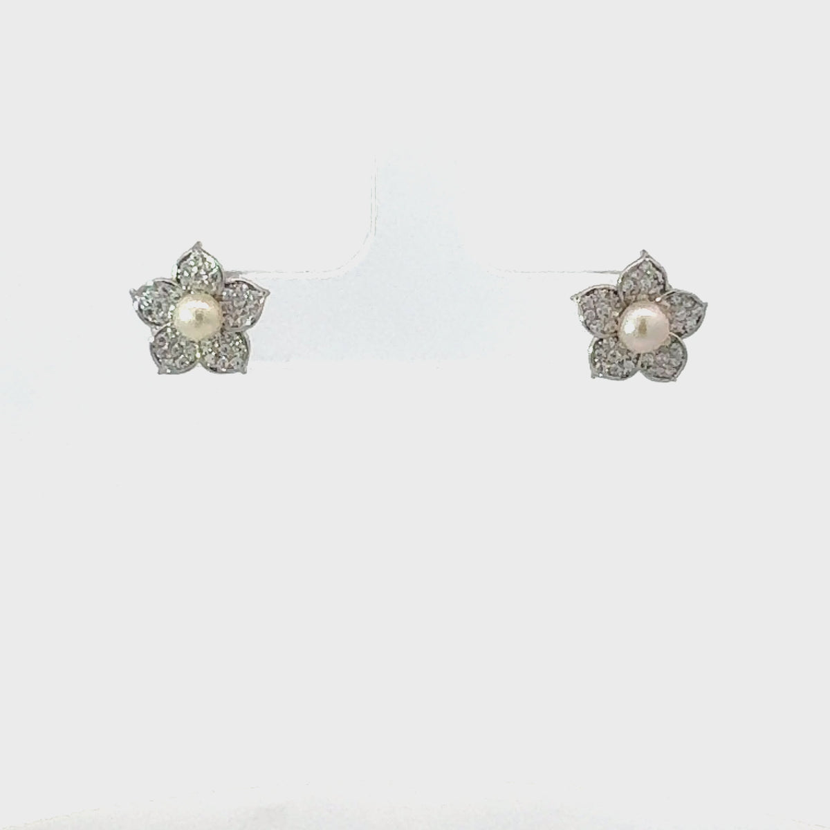 Rotating display of the earrings.