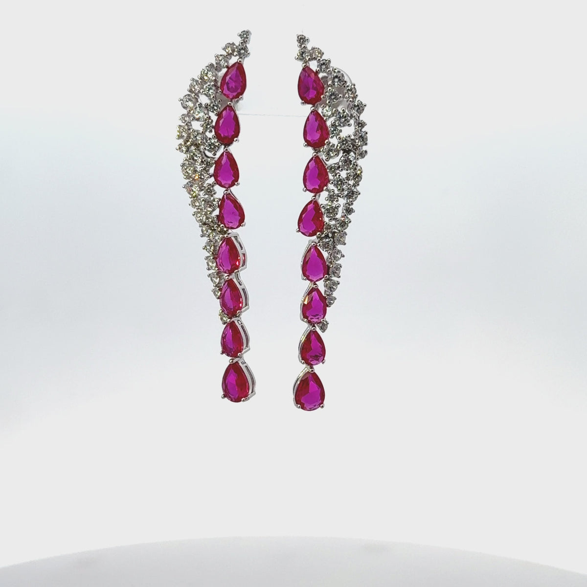 Rotating display of the earrings.