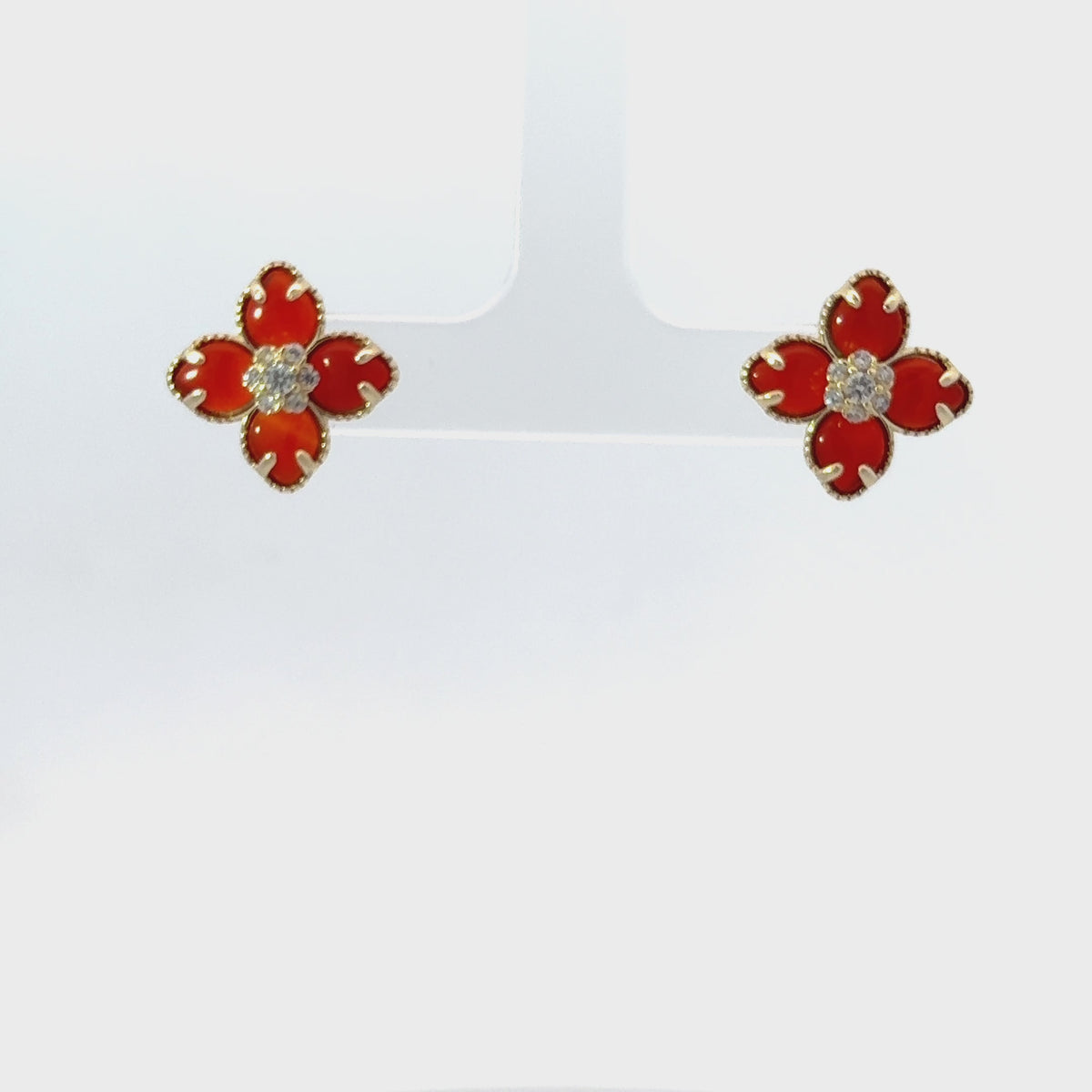 Rotating display of the earrings.