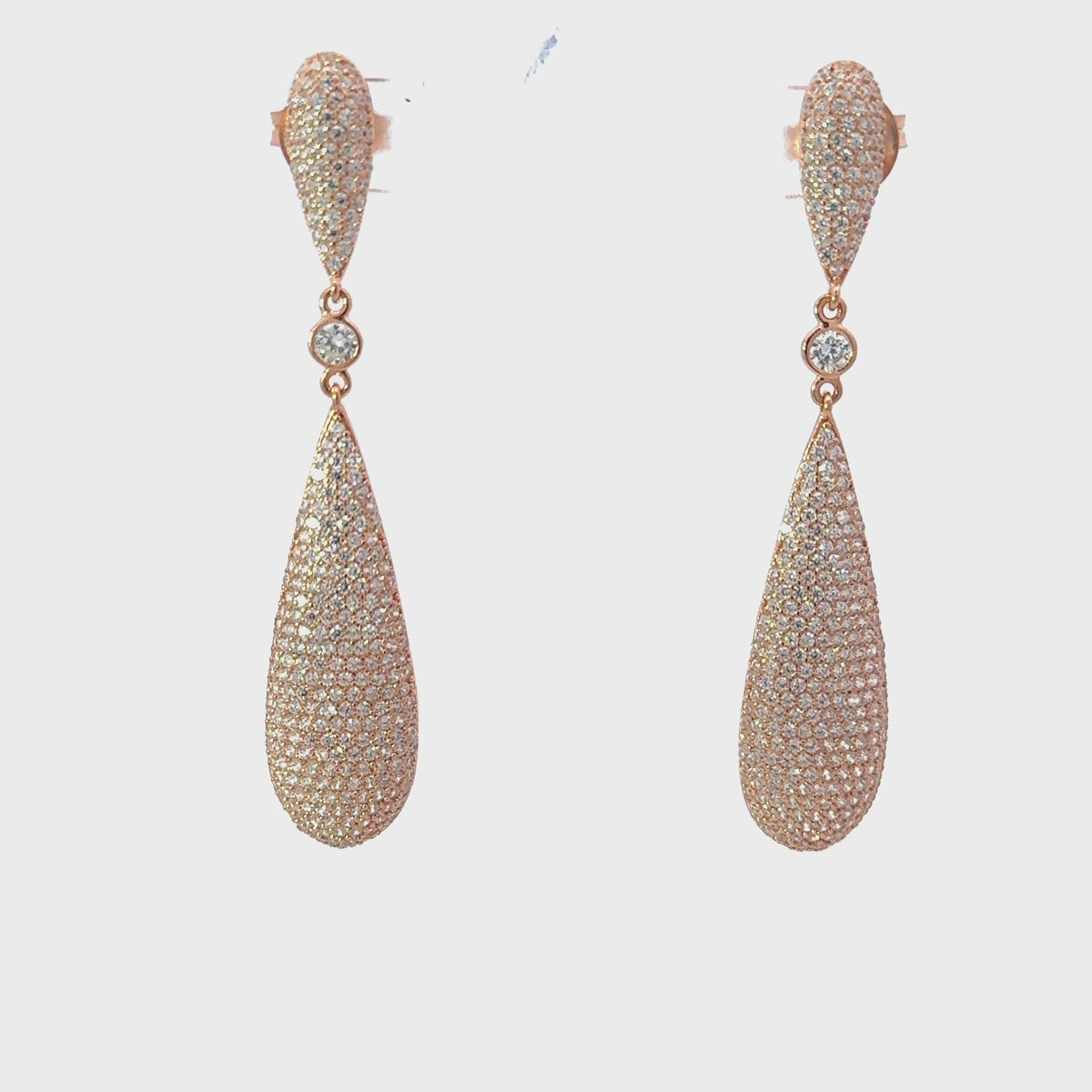 Rotating display of the earrings.