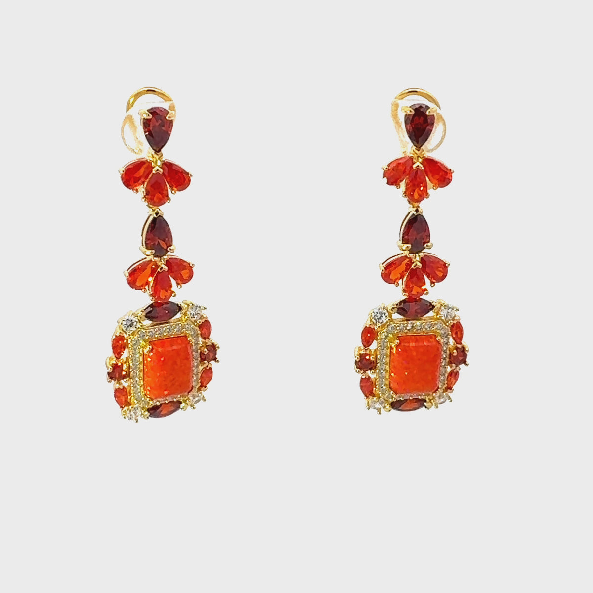 Rotating display of the earrings.