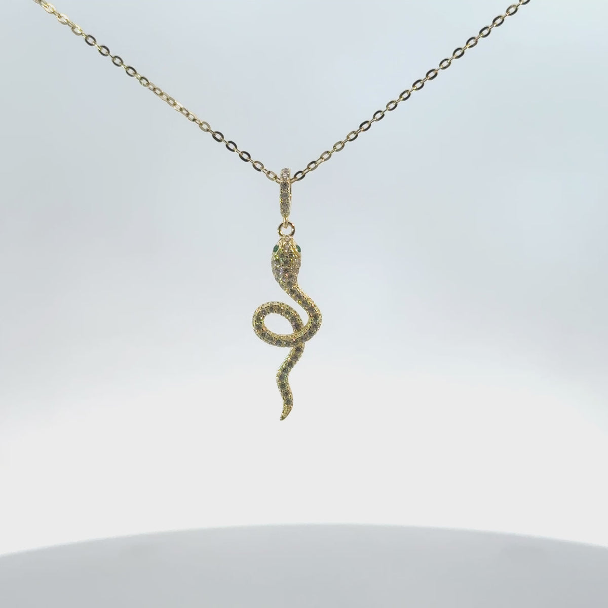 Rotating display of the earrings.