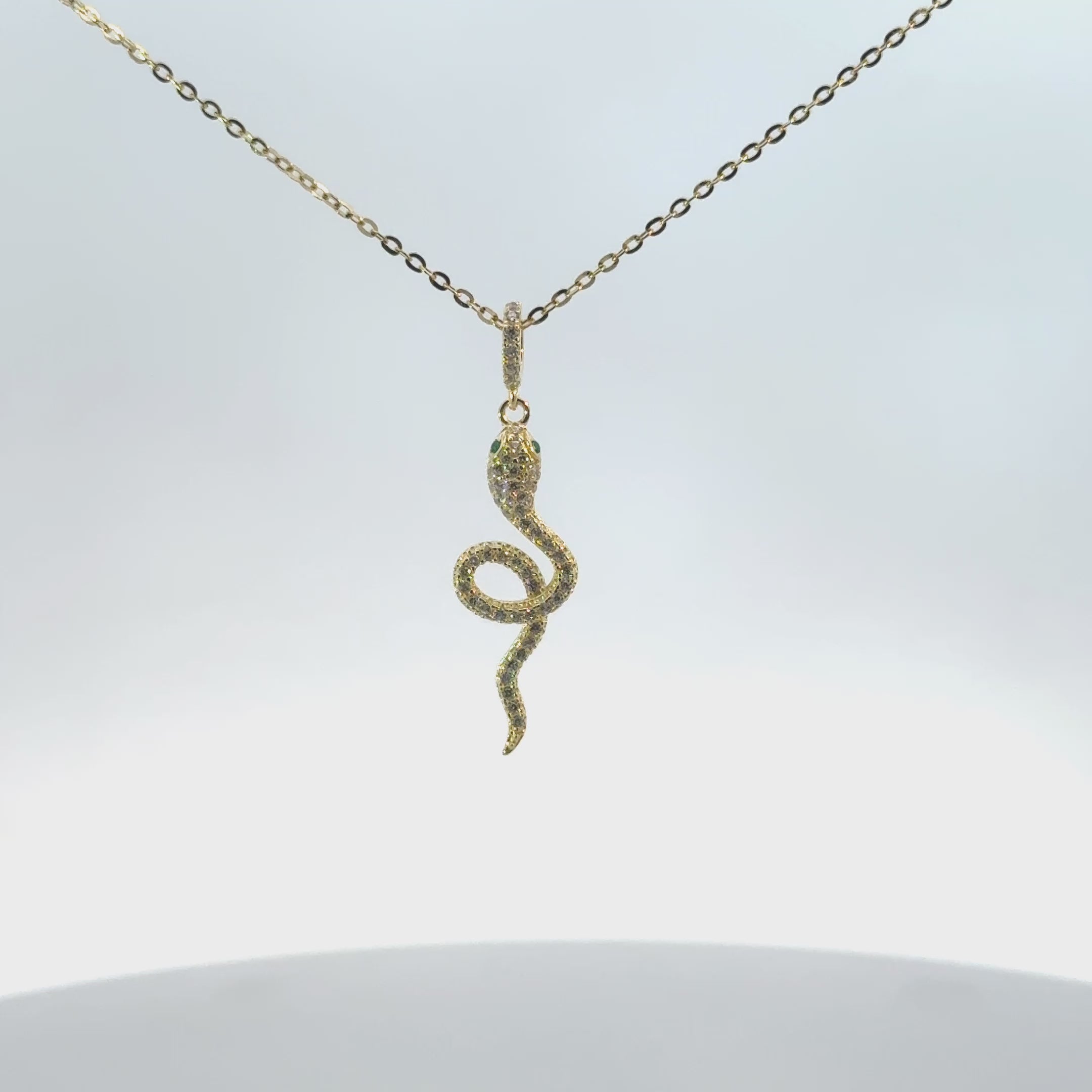 Rotating display of the earrings.