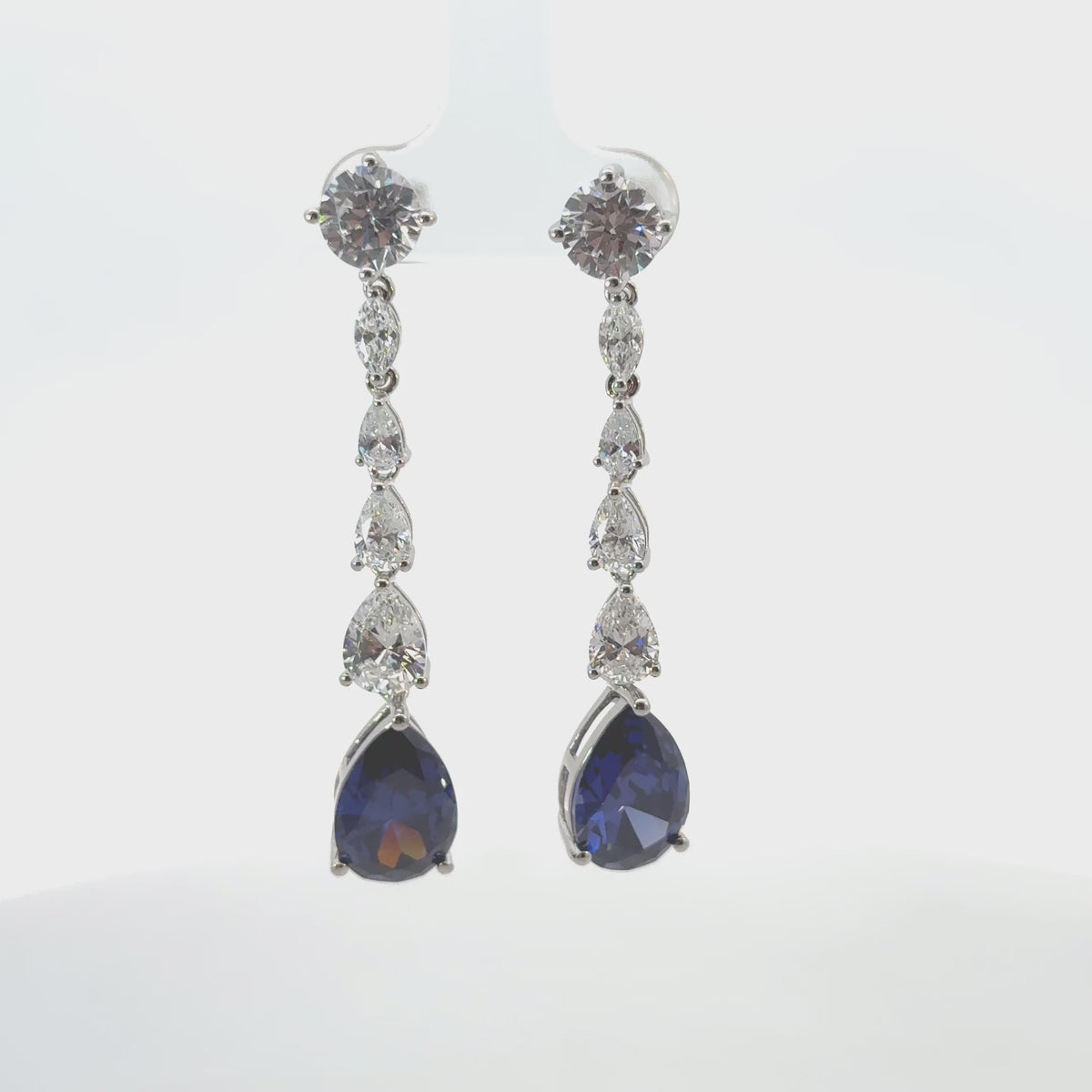 Rotating display of the earrings.