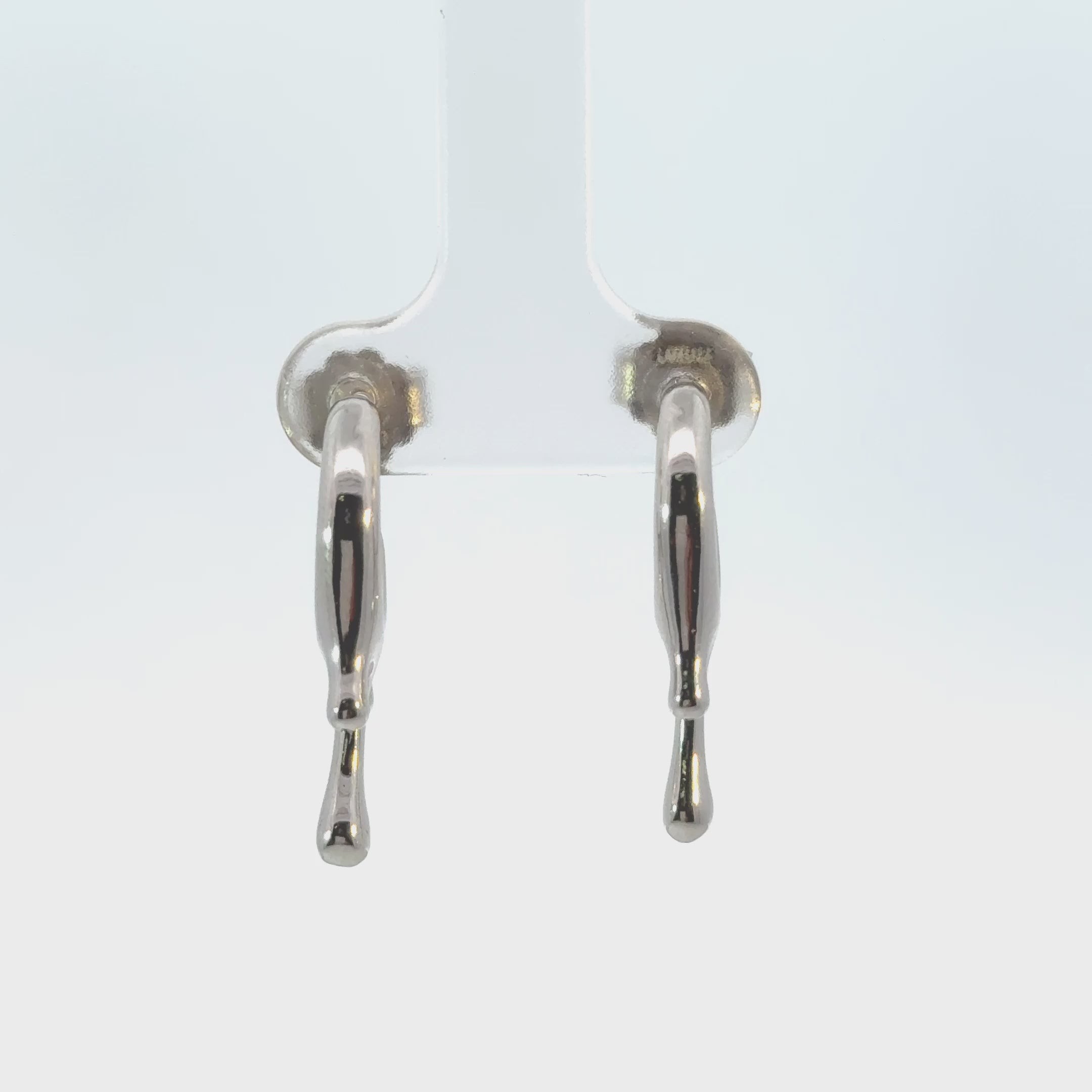 Rotating display of the earrings.