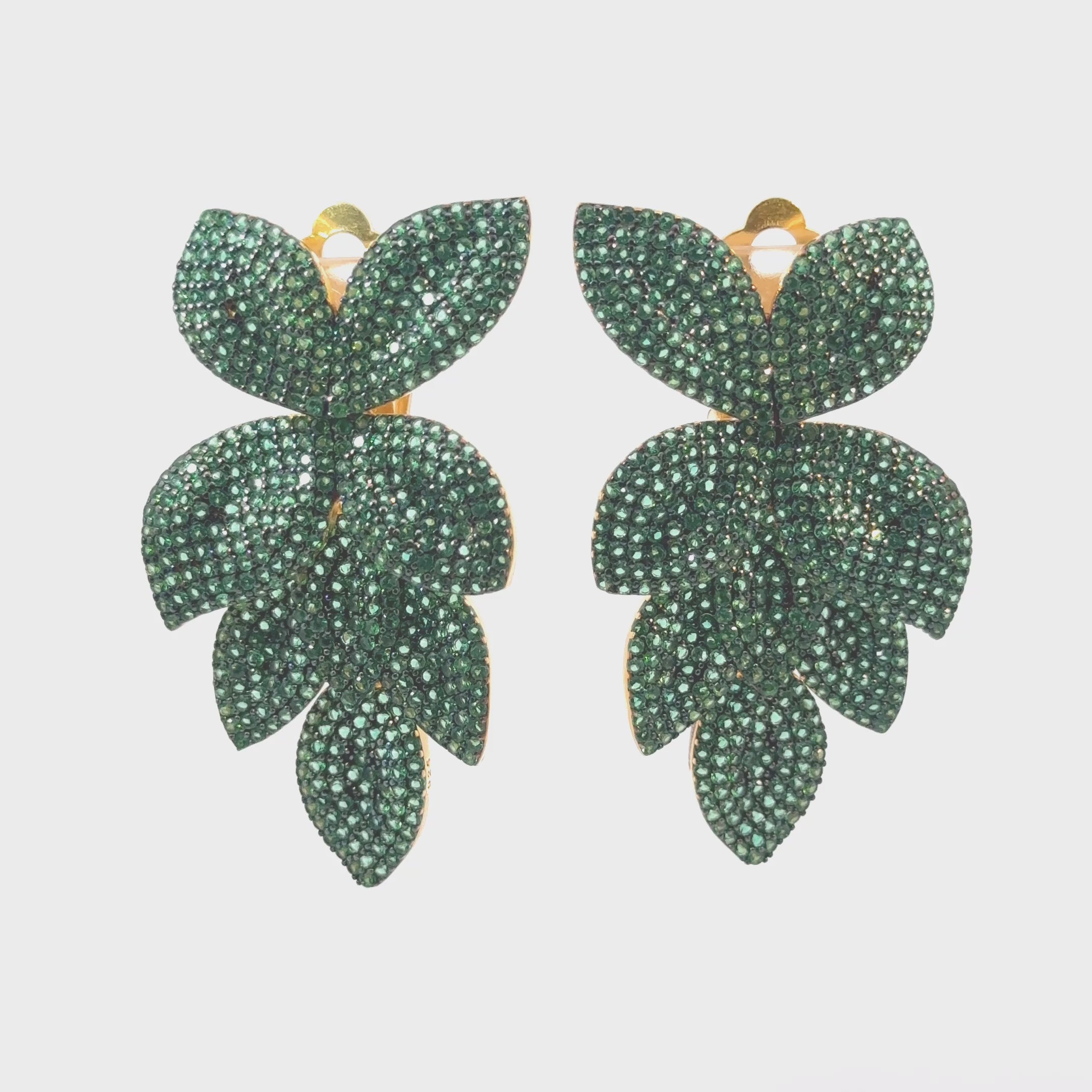 Rotating display of the earrings.