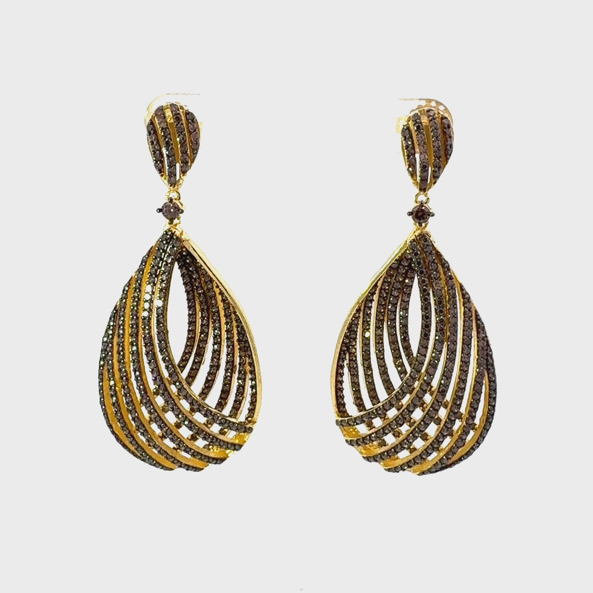 Rotating display of the earrings.