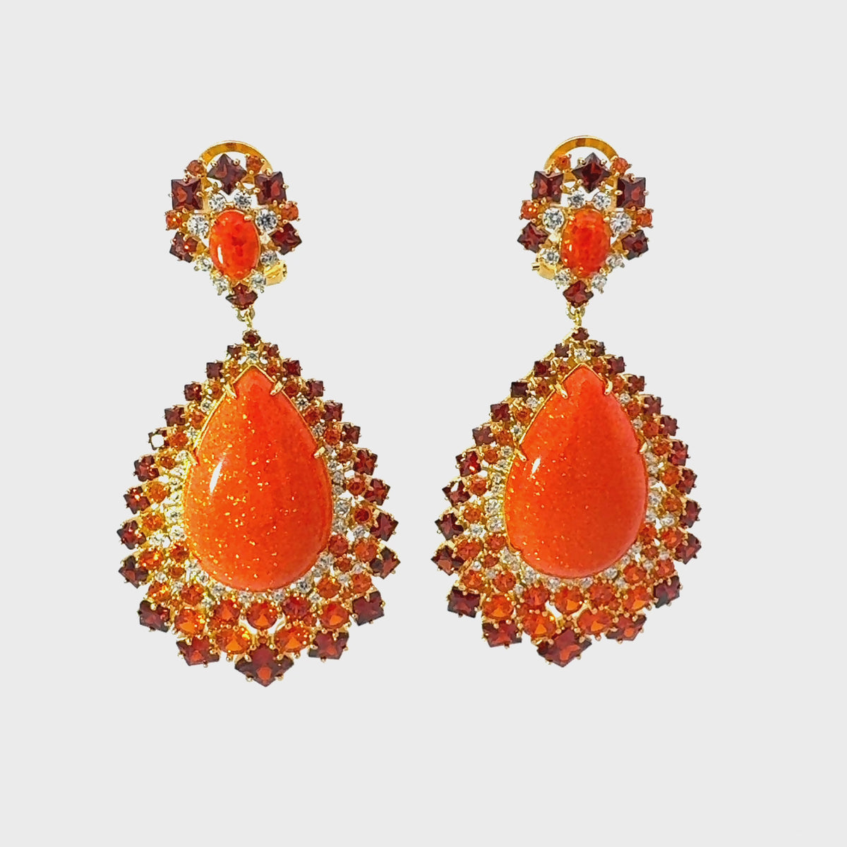 Rotating display of the earrings.