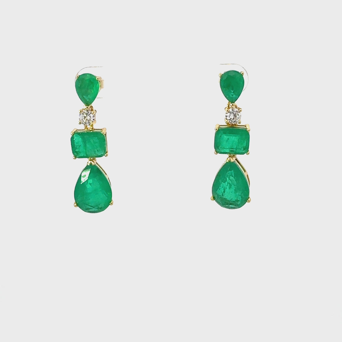 Rotating display of the earrings.