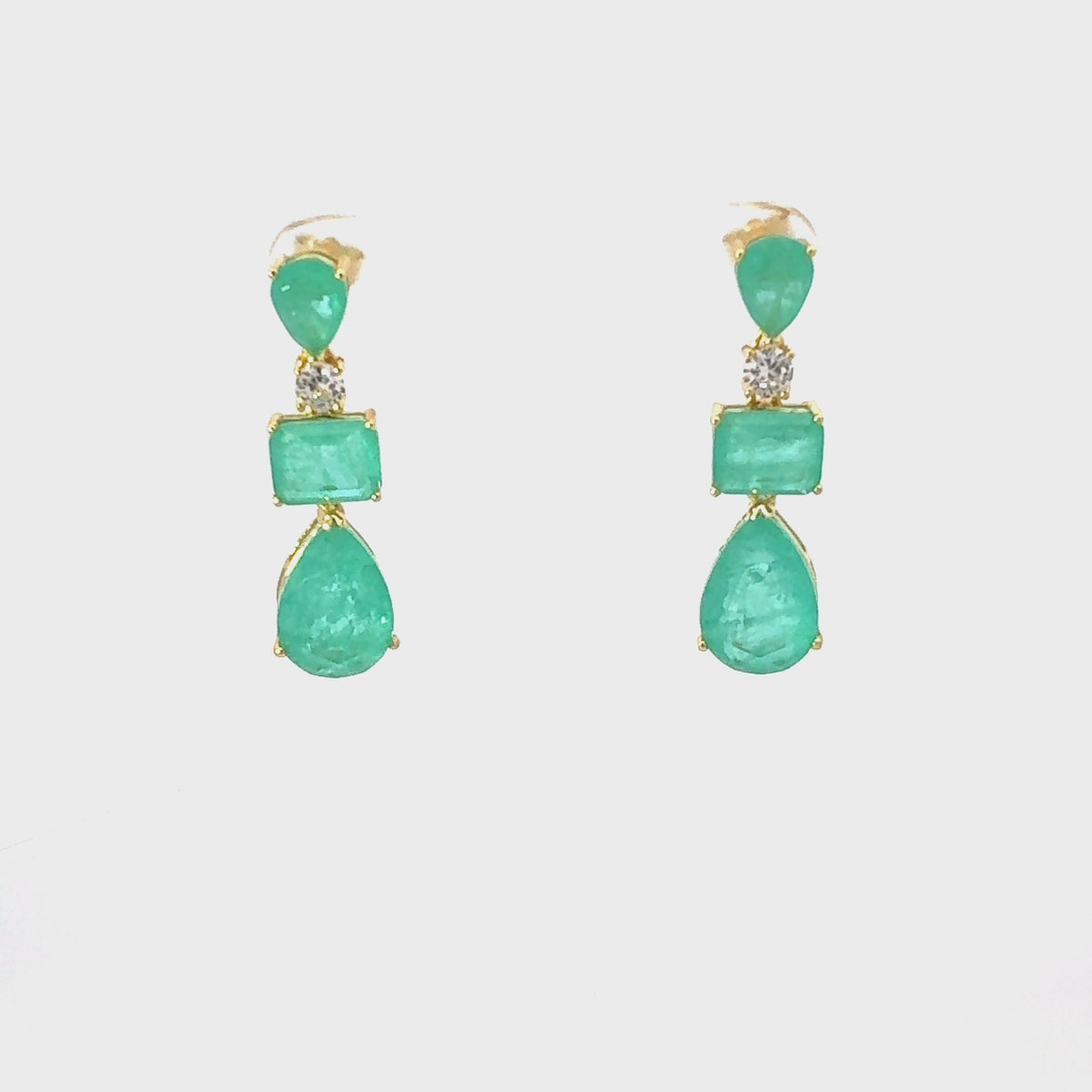 Rotating display of the earrings.