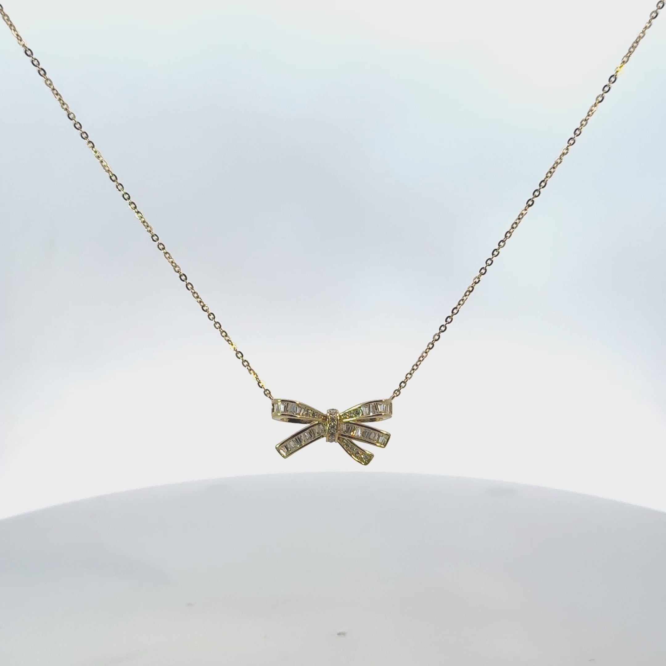 Rotating display of the necklace.