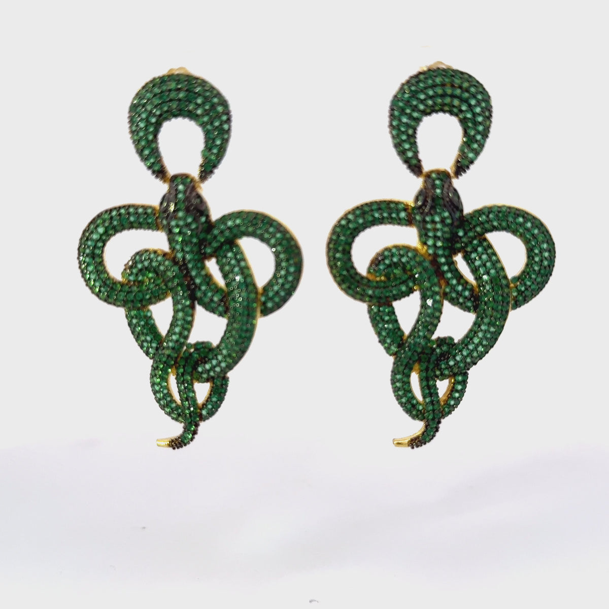Rotating display of the earrings.