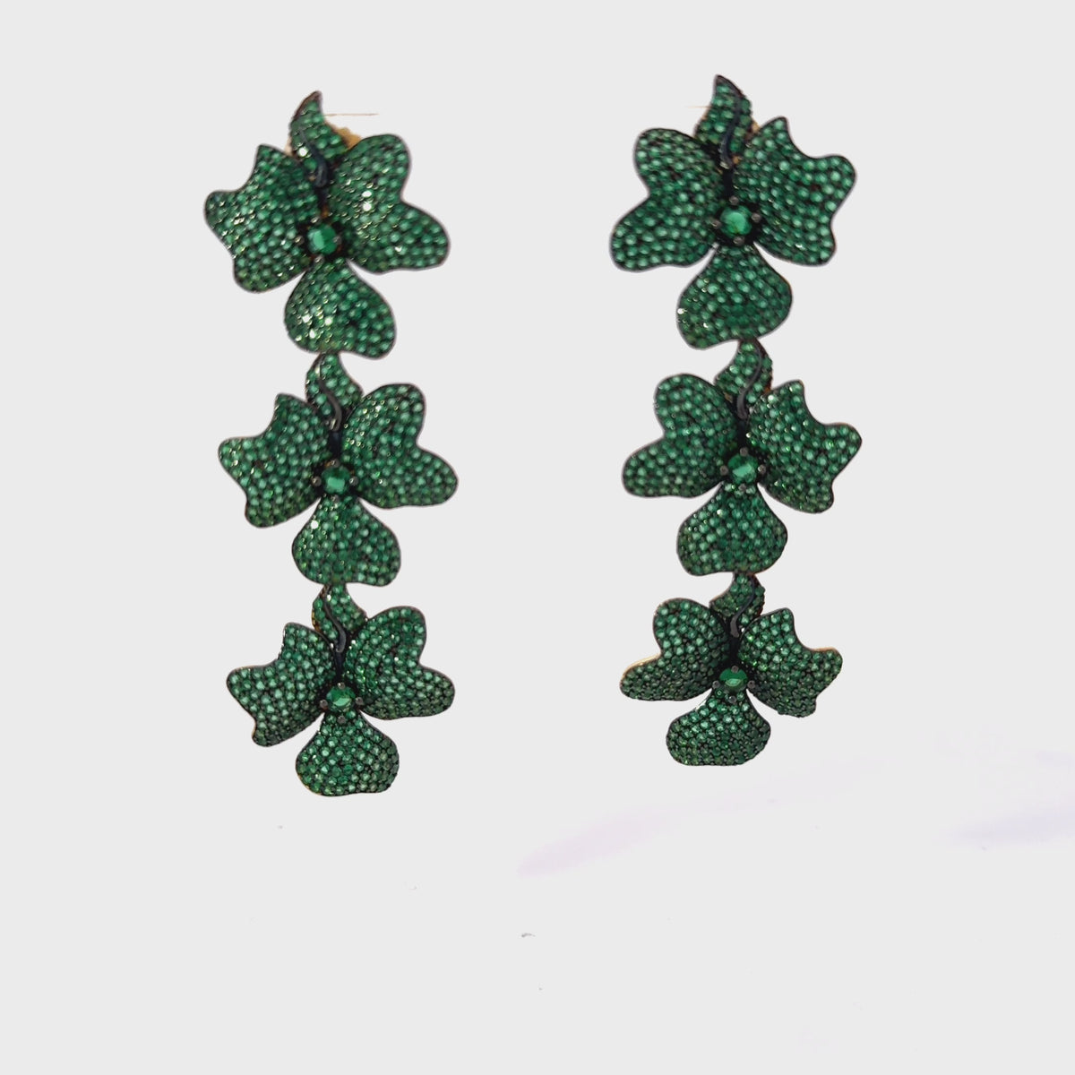 Rotating display of the earrings.