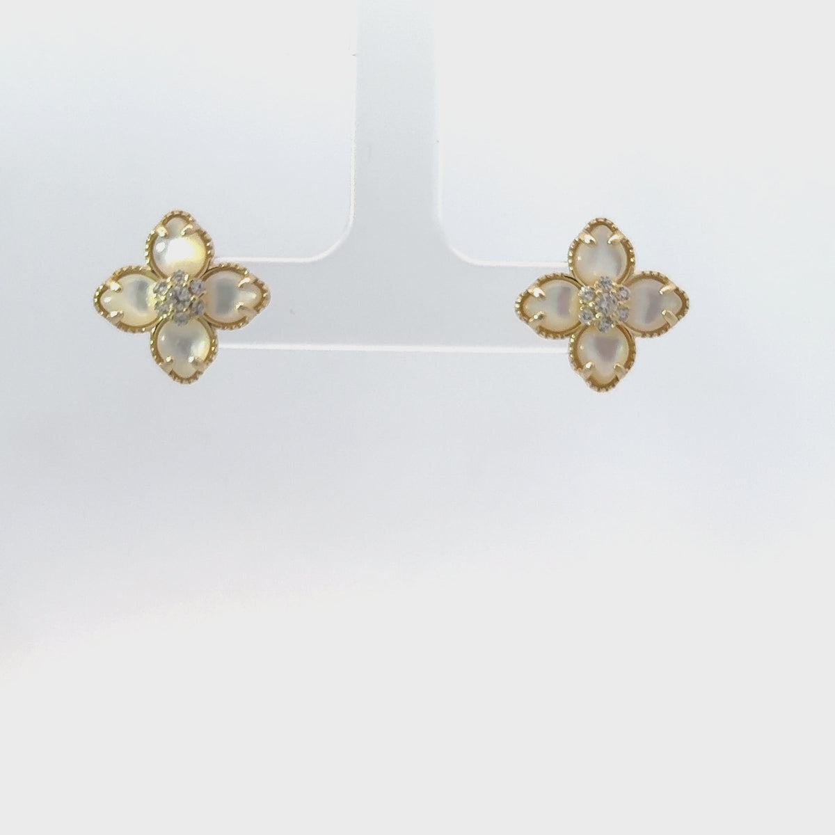 Rotating display of the earrings.