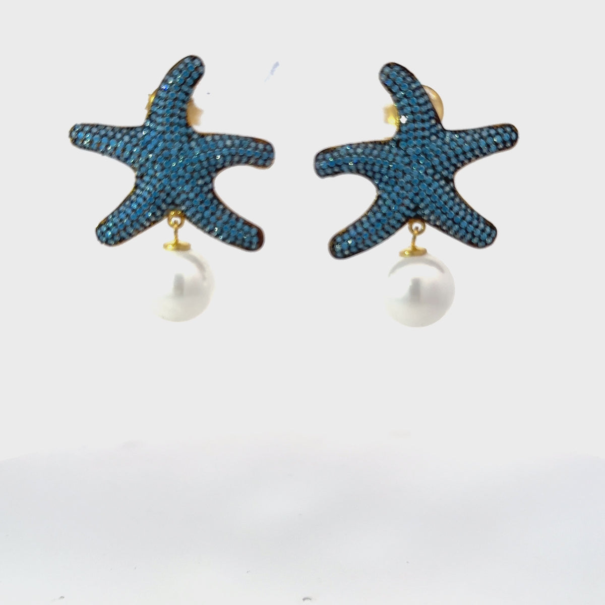 Rotating display of the earrings.