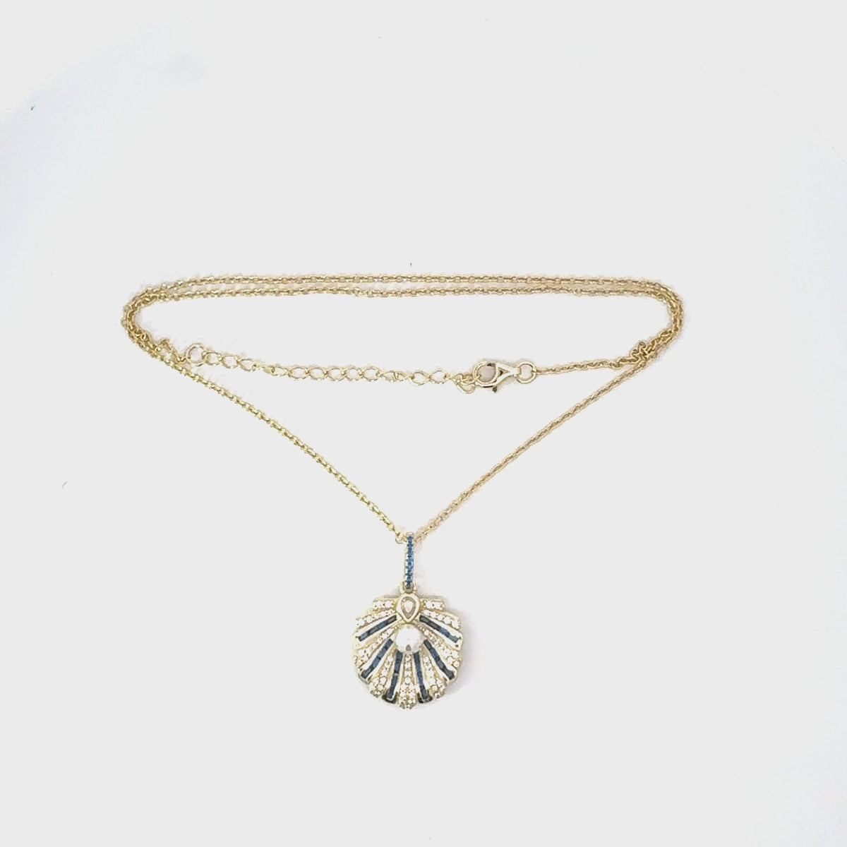 Rotating display of the necklace.