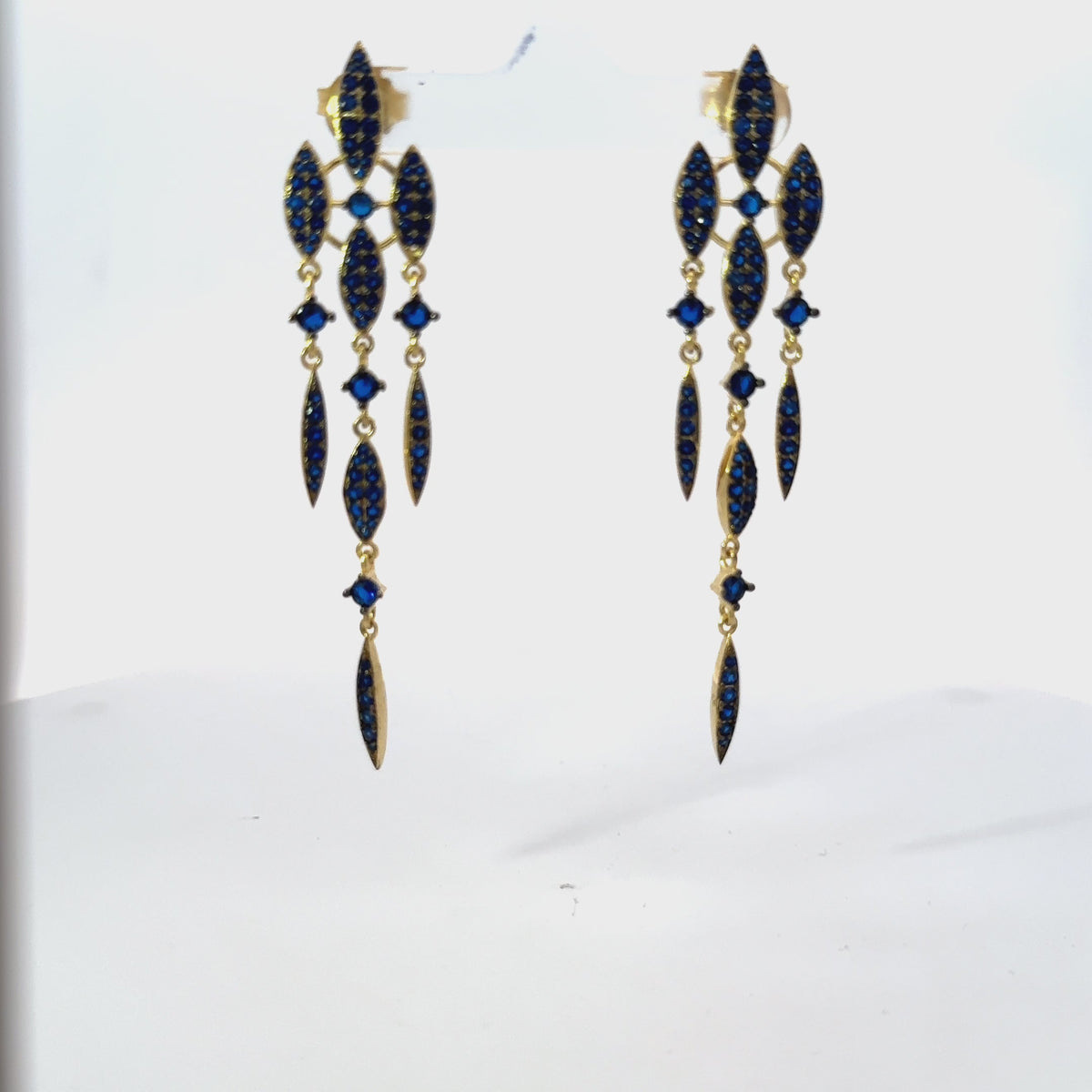Rotating display of the earrings.