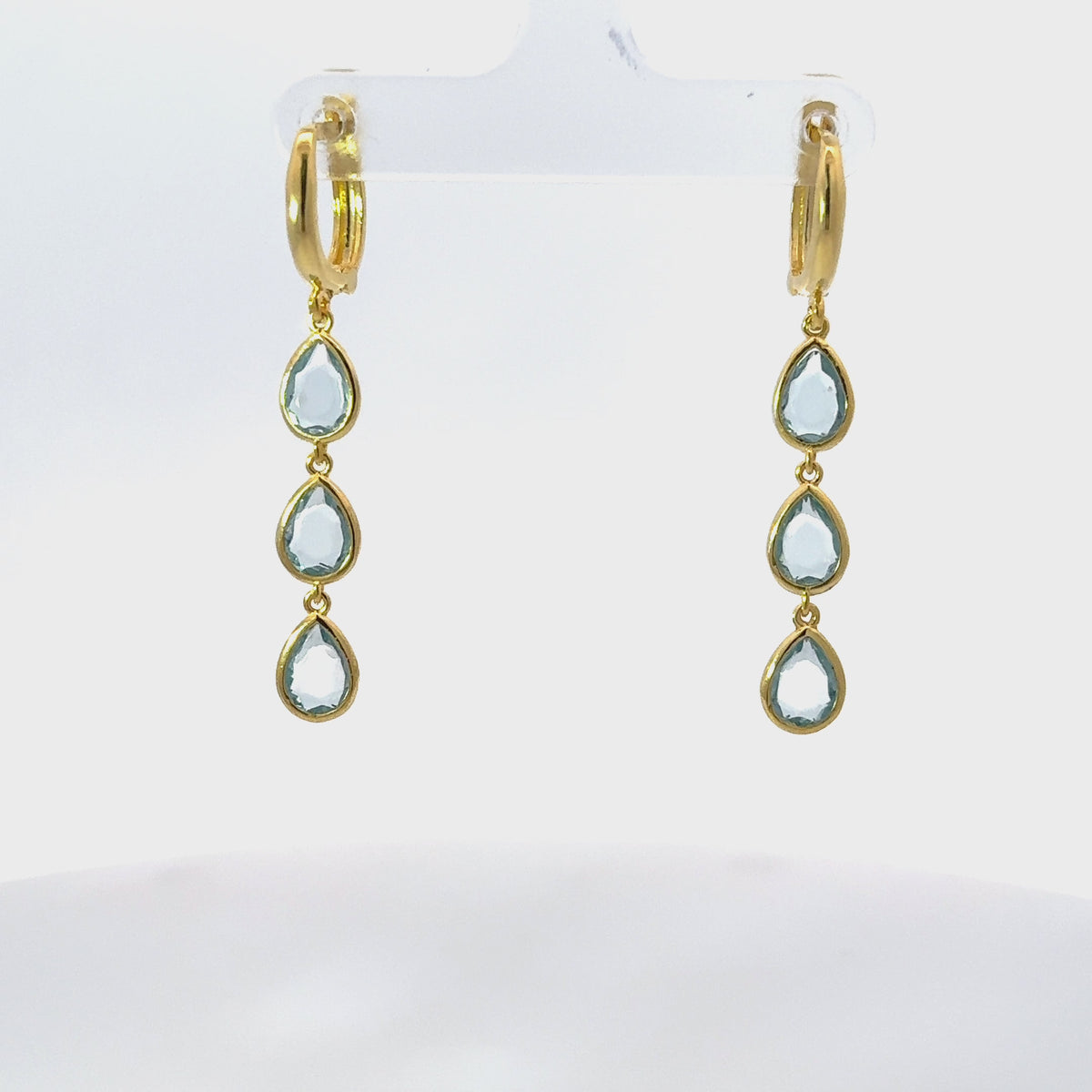 Rotating display of the earrings.