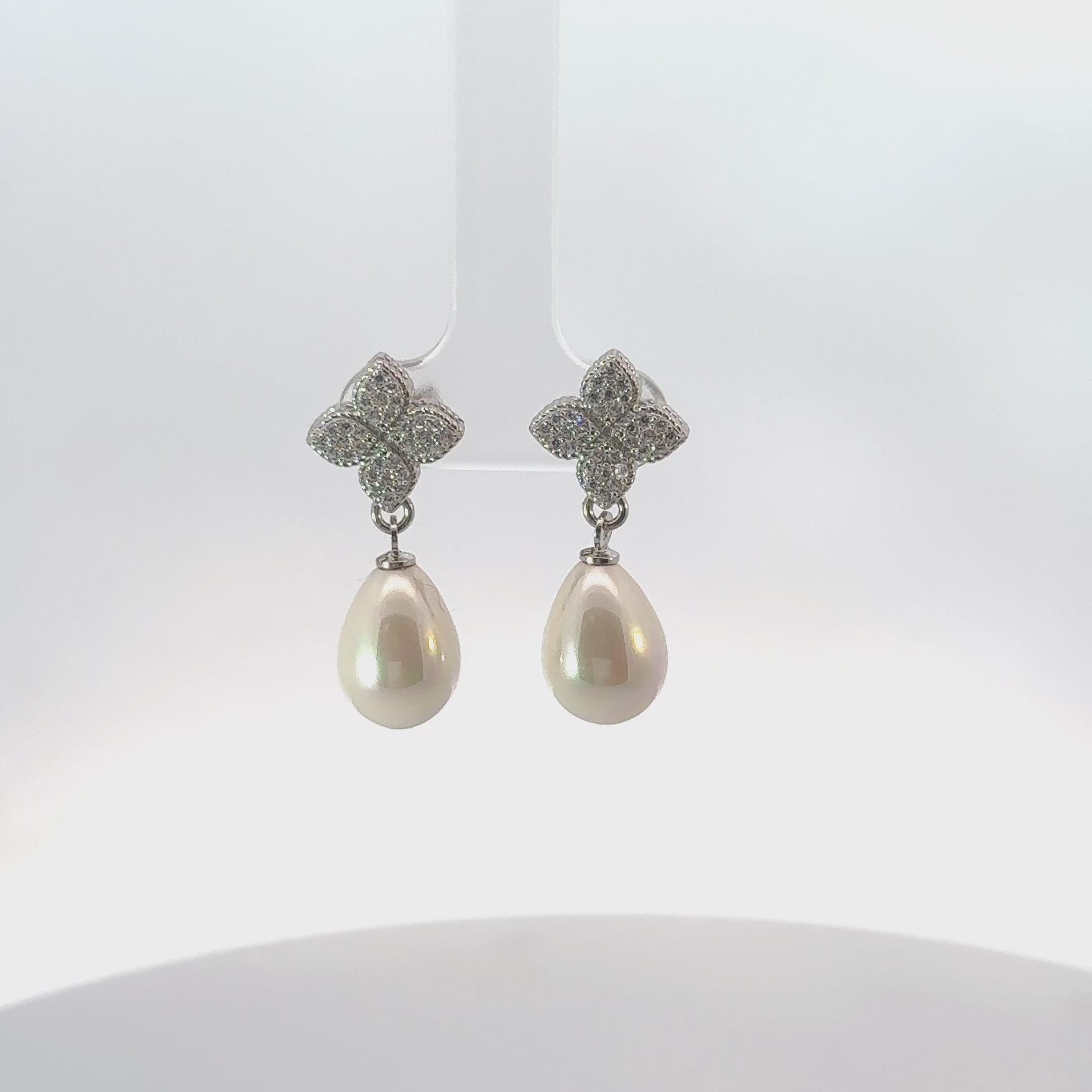 Rotating display of the earrings.