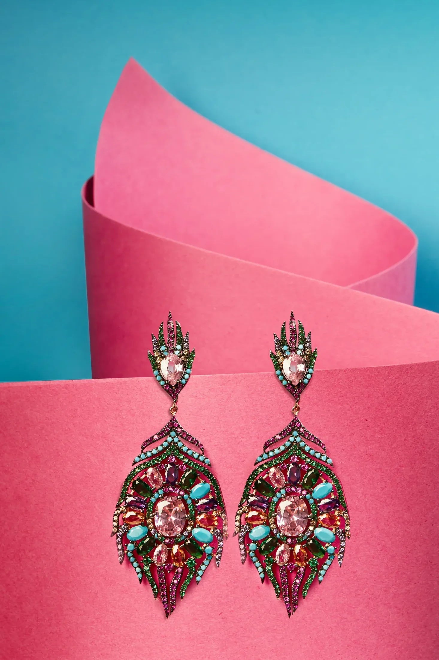 Pendientes de piedras preciosas de plumas de colores de pavo real en oro rosa